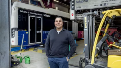 Portret van Dave van Amsterdam op zijn werkplek bij Connexion Schiphol