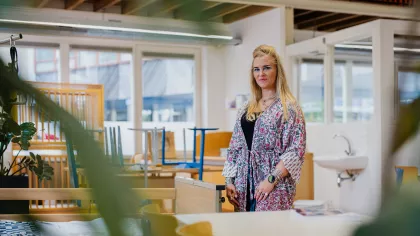 Portret van Mariska van den Heuvel, aan het werk op school