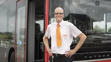 Portret van Peter den Boer aan het werk als buschauffeur
