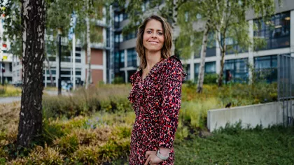 Portret van Annelien voor een boom.