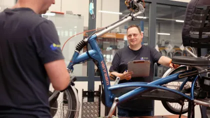 Portret van Dirk Steenbergen aan het werk in een werkplaats