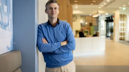 Kevin De Decker staand tegen de muur