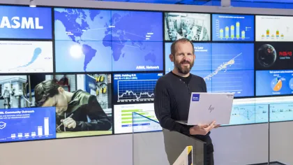 Portret van Arnout Nederpelt met computer in handen