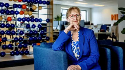 Portret van Marion Weijers zittend in een kantoorsituatie