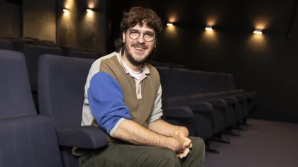 Portret van Frank. Hij zit in een bioscoopzaal op zijn werk.