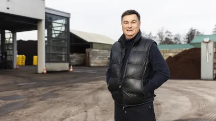 Hendrik Jongkind, directeur van Jongkind, staat op zijn werkterrein met zn handen in de zakken van zijn bodywarmer.
