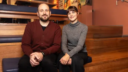 Portret van Daniele Zamboni en Jeanine Groot. Ze zitten op een trap.