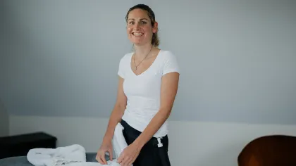 Portret van Annelies bij een massagetafel.