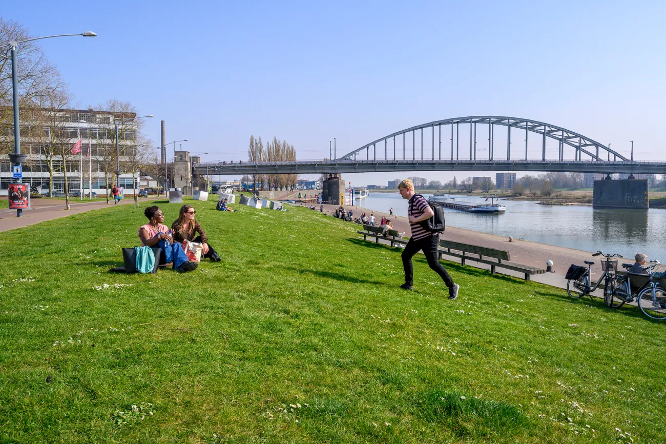 Beeld van mensen buiten