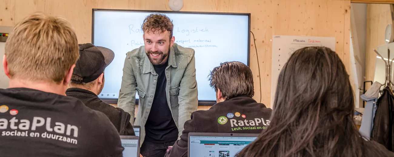 Foto van Daniël en anderen in de klas