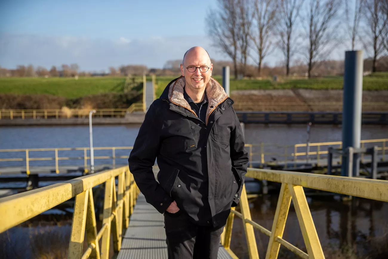 Foto van Ard van Oosten, psychiater, bedrijfskundige en onderzoeker. Deze maand schrijft hij over de overtuiging dat iedereen wat kan maken van zijn of haar leven: ‘Naast je beperking kun je nog steeds heel talentvol zijn.’