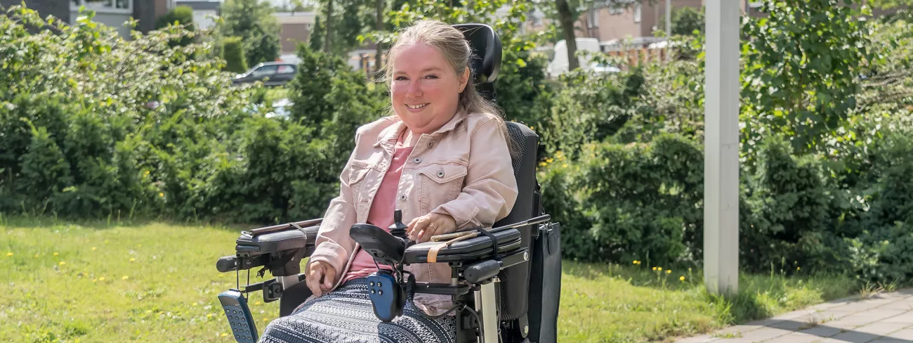 Foto van Joyce de Kleijn. Door jeugdreuma belandde Joyce de Kleijn in een rolstoel. ‘Ik weet hoe het is om te leven met een beperking, en ik weet uit ervaring hoe lastig het is om dan een betaalde baan te vinden.'