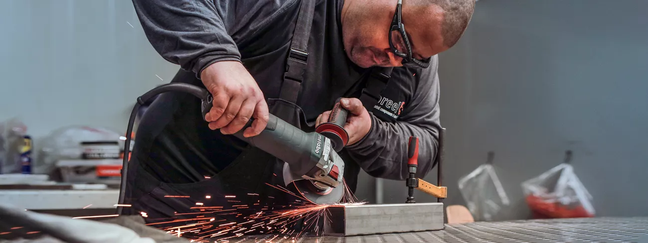 Foto van Leo. Hij pakte zijn kans na een metaalopleiding via UWV en werkt nu als lasser: ‘Het werk is voor iedereen.'