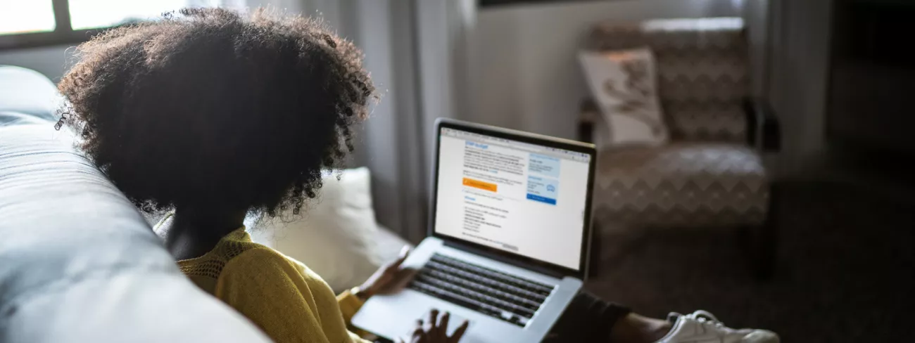 Foto van jonge vrouw die STAP-budget aanvraagt op haar laptop.