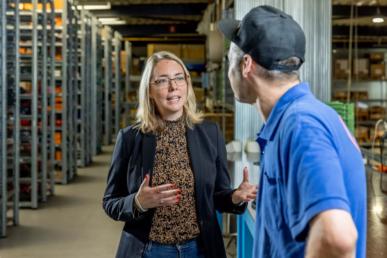 Foto van Karina in overleg met Patrick op de werkvloer bij Spruit Aandrijftechniek