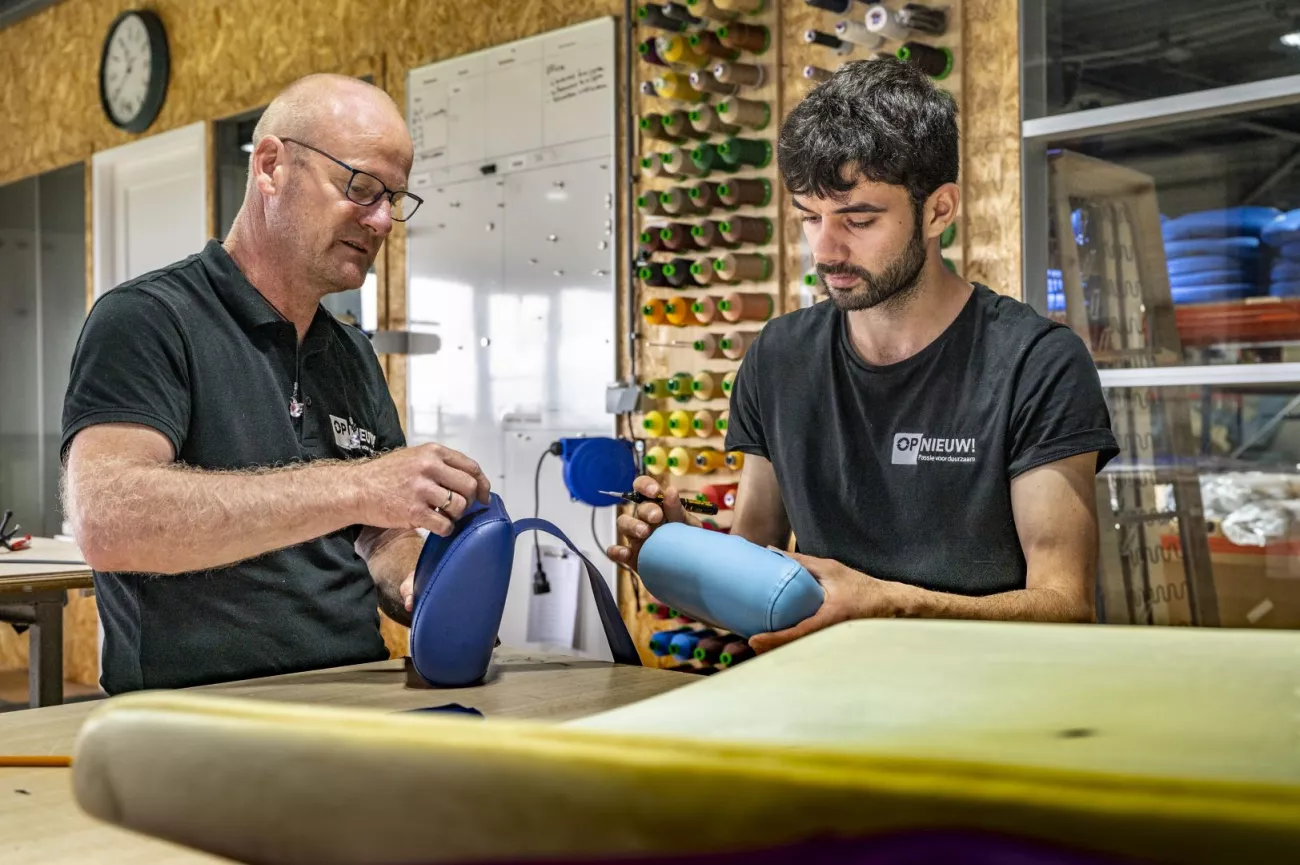 Portretfoto van Sjon Hugsman en Erol Alton. Allebei medewerkers bij OPNIEUW