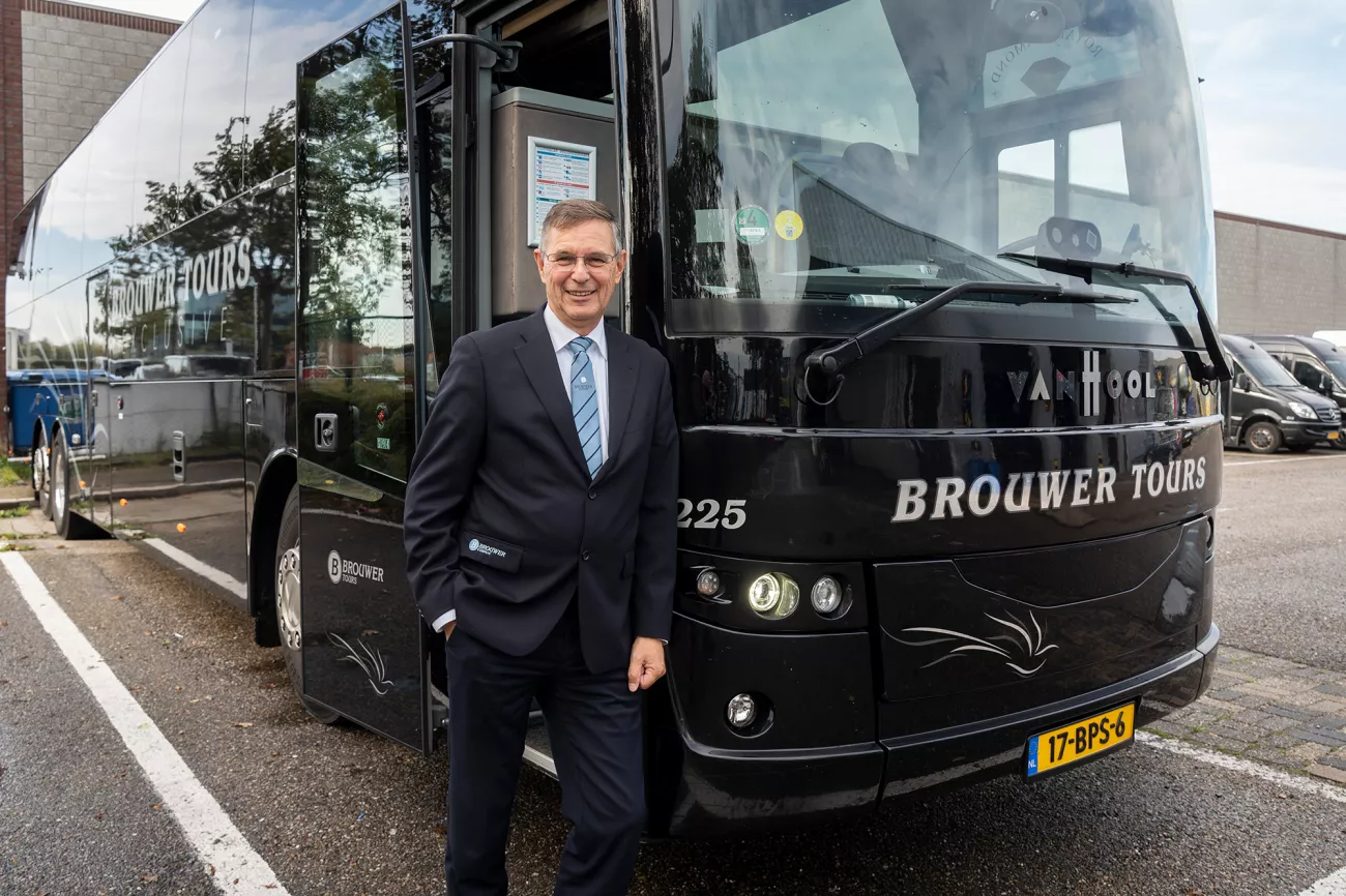 Foto van Ruud bij de bus