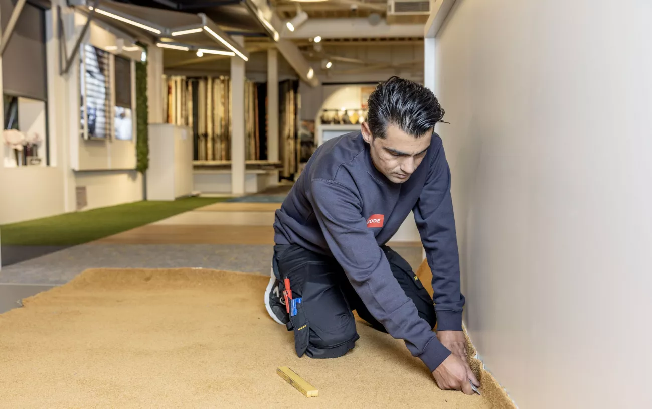 Hamid Arash, aan het werk in de werkplaats van Woonmode Rijswijk.