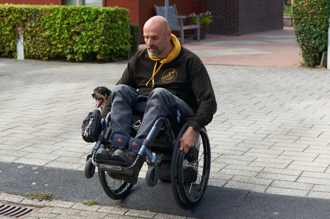 Foto van Frank die van een stoep af rijdt