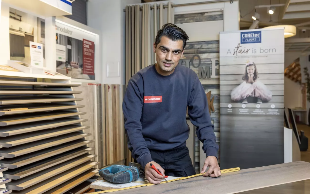 Hamid staan in de werkplaats