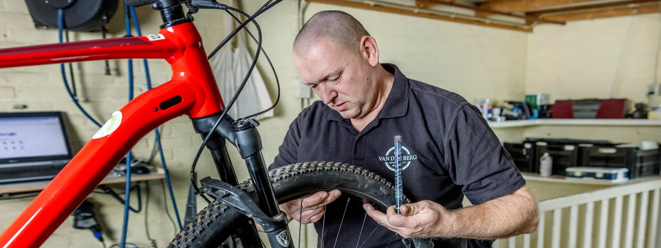 Patrick aan het werk na een omscholingstraject tot fietsenmaker