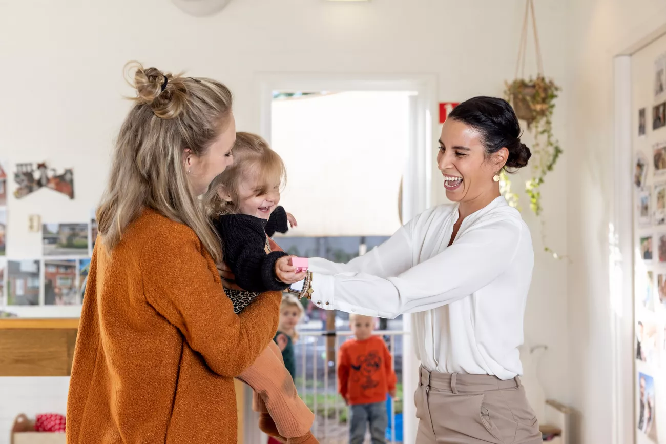 Foto van Jessica, zij brengt haar kind naar de opvang. Zij-instromers in de kinderopvang brengen ervaring uit andere werkvelden mee