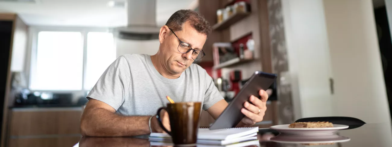 Foto van een man die informatie opzoekt over STAP-budget aanvragen