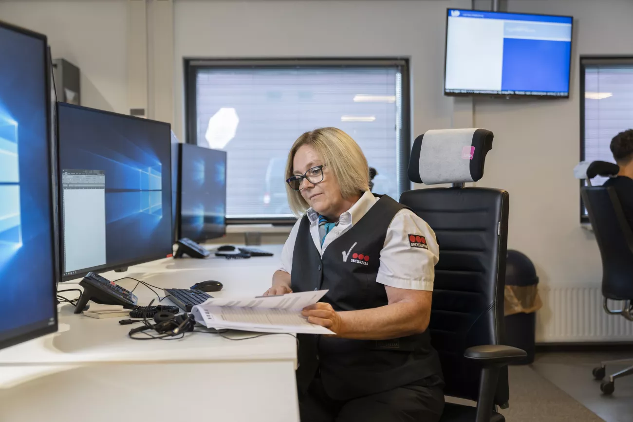 Jolanda van beek, field supervisor, zit aan tafel bij Securitas