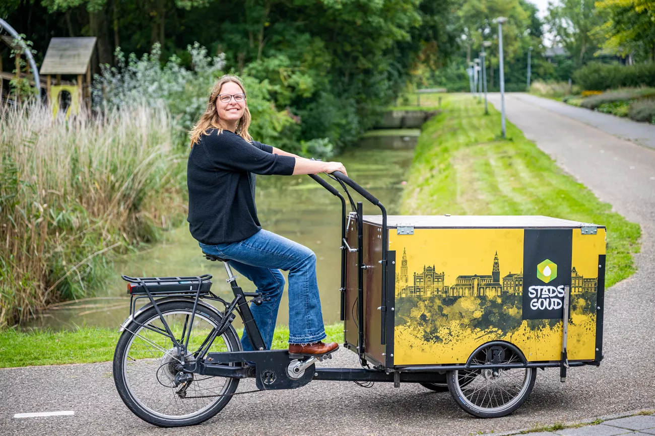 Foto van imker Marjolein op de fiets: ‘Ik ontwierp zelf mijn re-integratieplan’