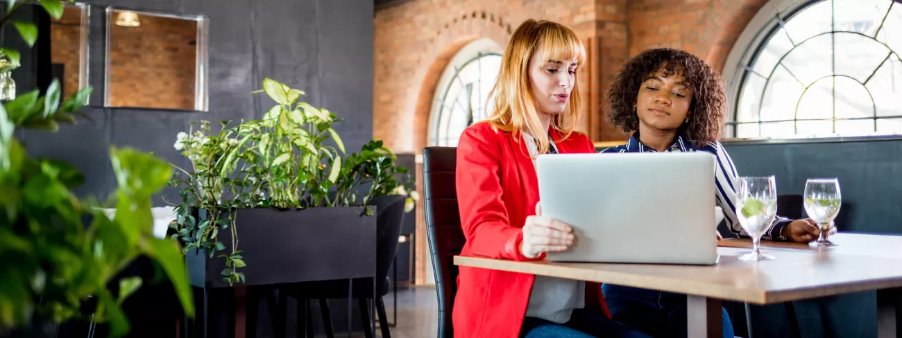 Beeld van accountant en werkgever die overleggen of ze een NOW-verklaring nodig hebben