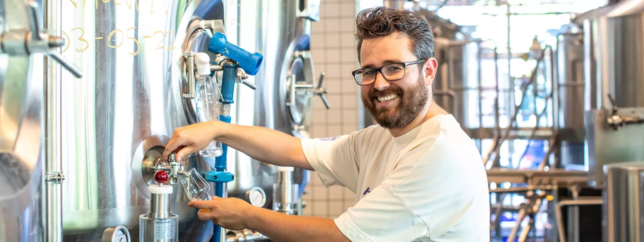 Foto van Mark aan het werk in bierbrouwerij Rabauw.