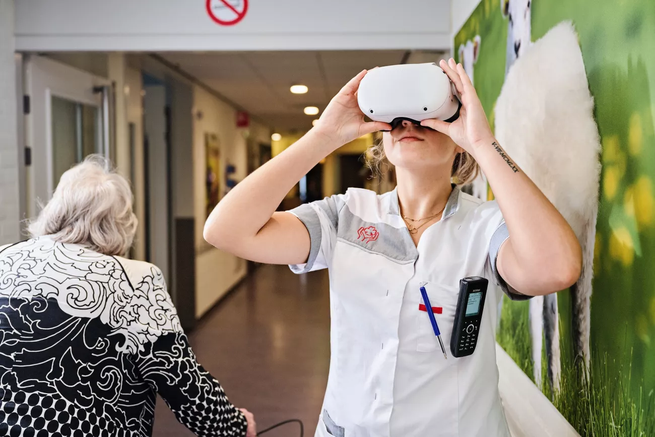 Vitaliteit op de werkvloer: een medewerker van tanteLouise met VR-bril