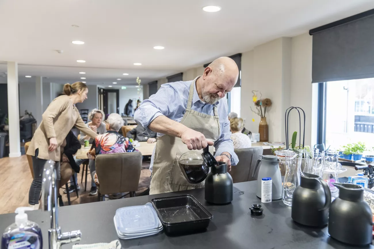 Ronald aan het werk in de zorg na nieuwe baan zoeken