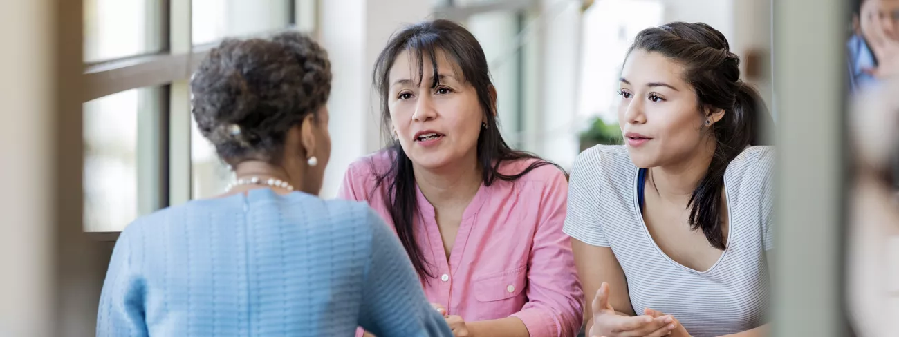 Beeld van mensen in gesprek over beoordeling arbeidsvermogen