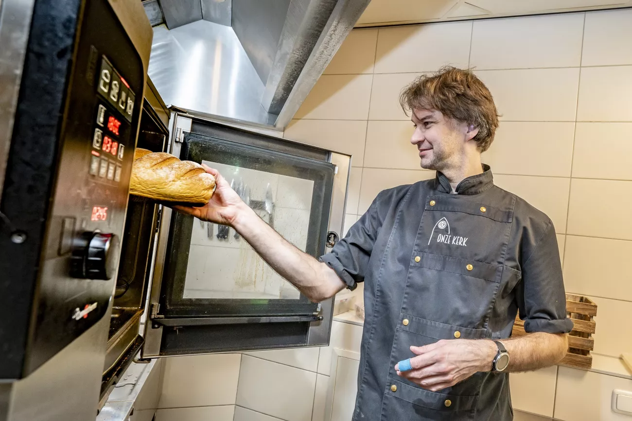 Medewerker Thijs van restaurant Onze Kerk