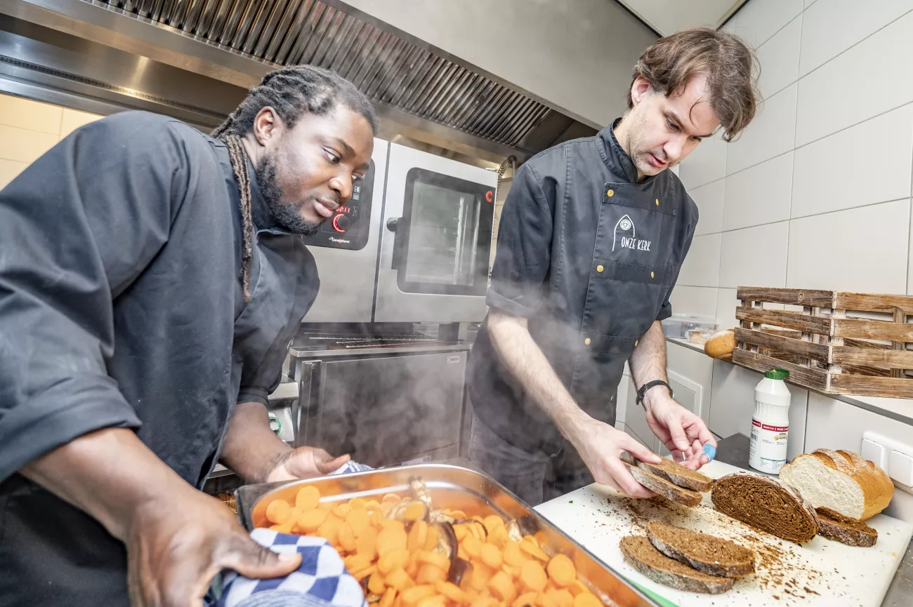 Medewerkers Jozef en Thijs van restaurant Onze Kerk