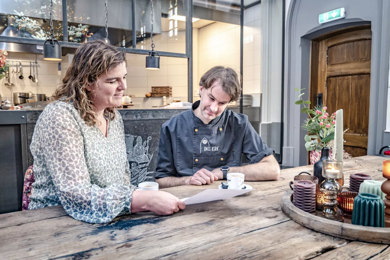 Dieuwke Simonis-Stellinga en medewerker Thijs in werkoverleg