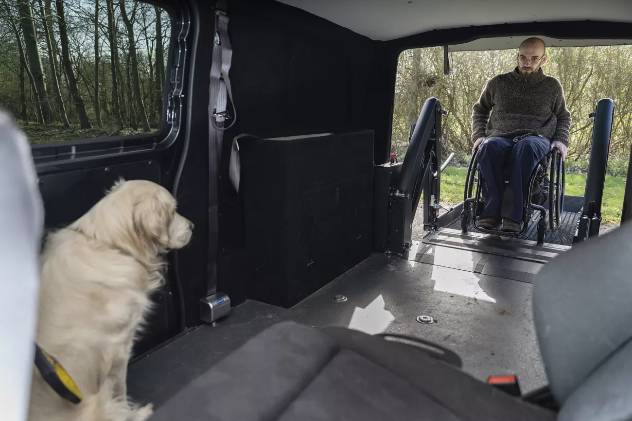 We zien golfbaanmedewerker Peter in een rolstoel zijn auto gaan.