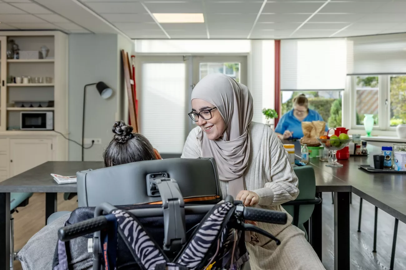 Portret van Nesrine, ze vertelt over haar leerwerktraject in de gehandicaptenzorg