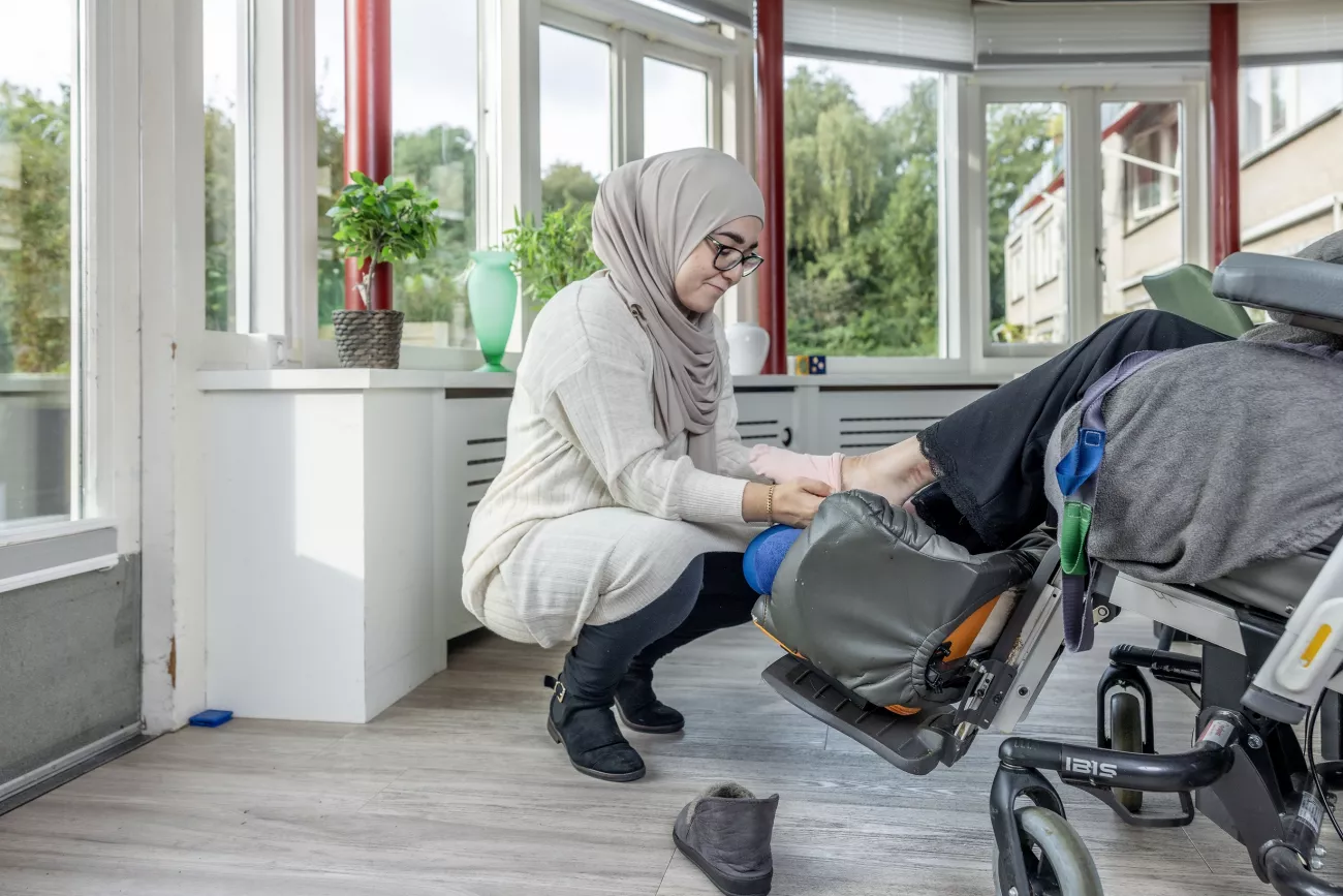 Portret van Nesrine, ze vertelt over haar leerwerktraject in de gehandicaptenzorg