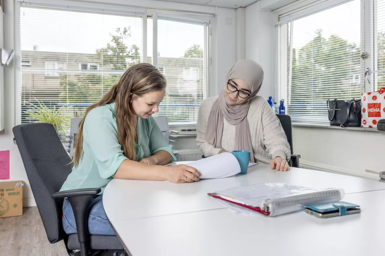 Portret van Nesrine, ze vertelt over haar leerwerktraject in de gehandicaptenzorg