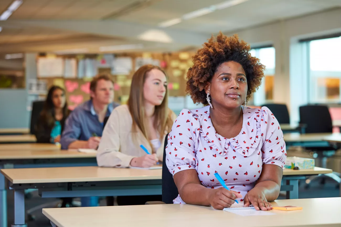 Vrouw in kantoorsituatie