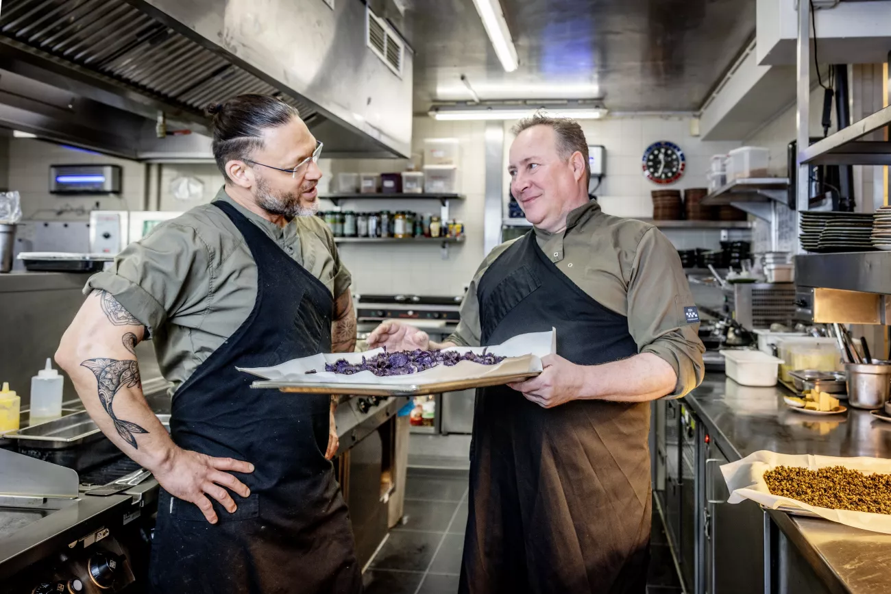 Portret van Paul van der Horst en Friso Rugebregt in de keuken bij restaurant Kastanjehof