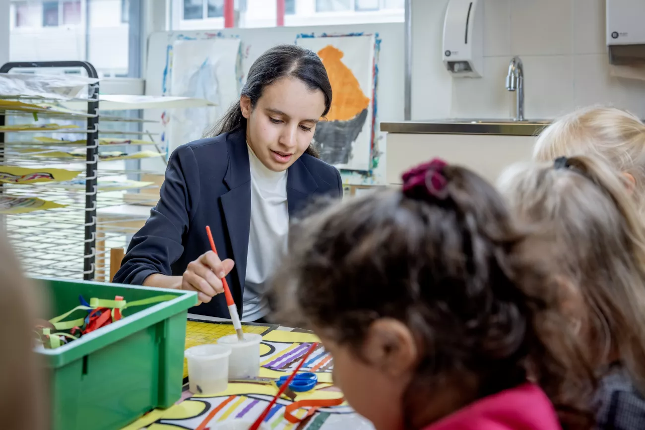 Portret van Souhaila ben Salah, ze vertelt over praktijkleren