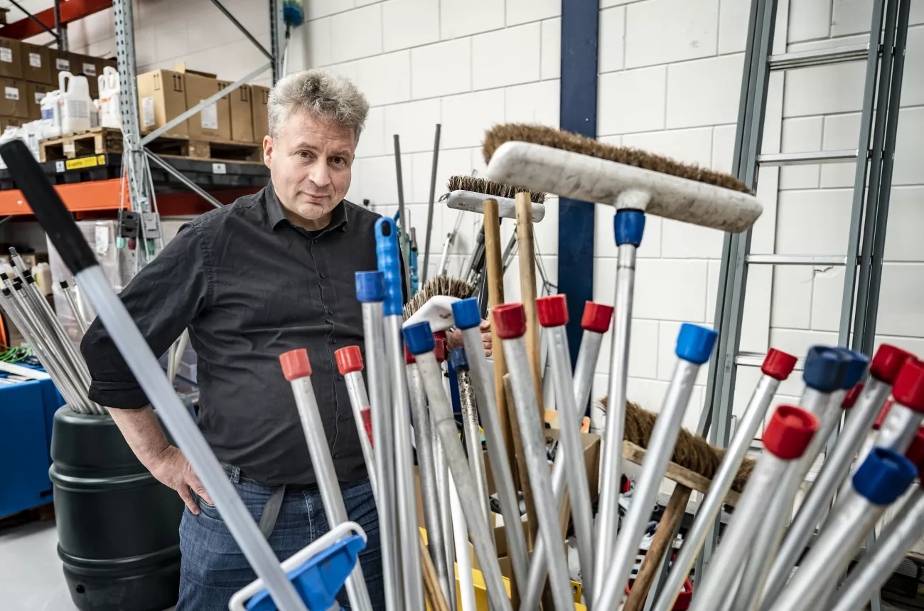 Willem, een werknemer met autisme, kijkt in de camera