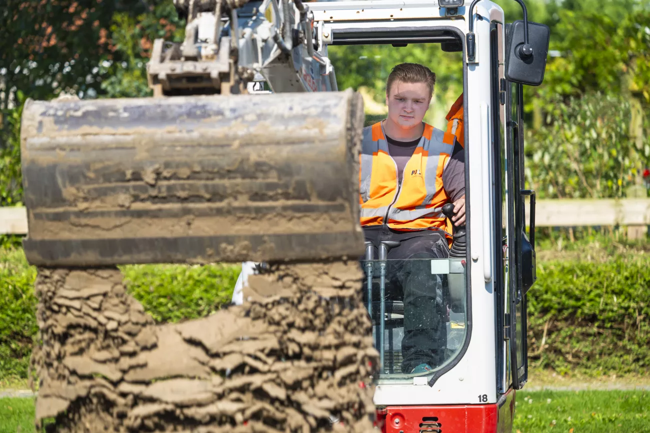 Portret van Sem Pietersen, aan het werk in de graafmachine