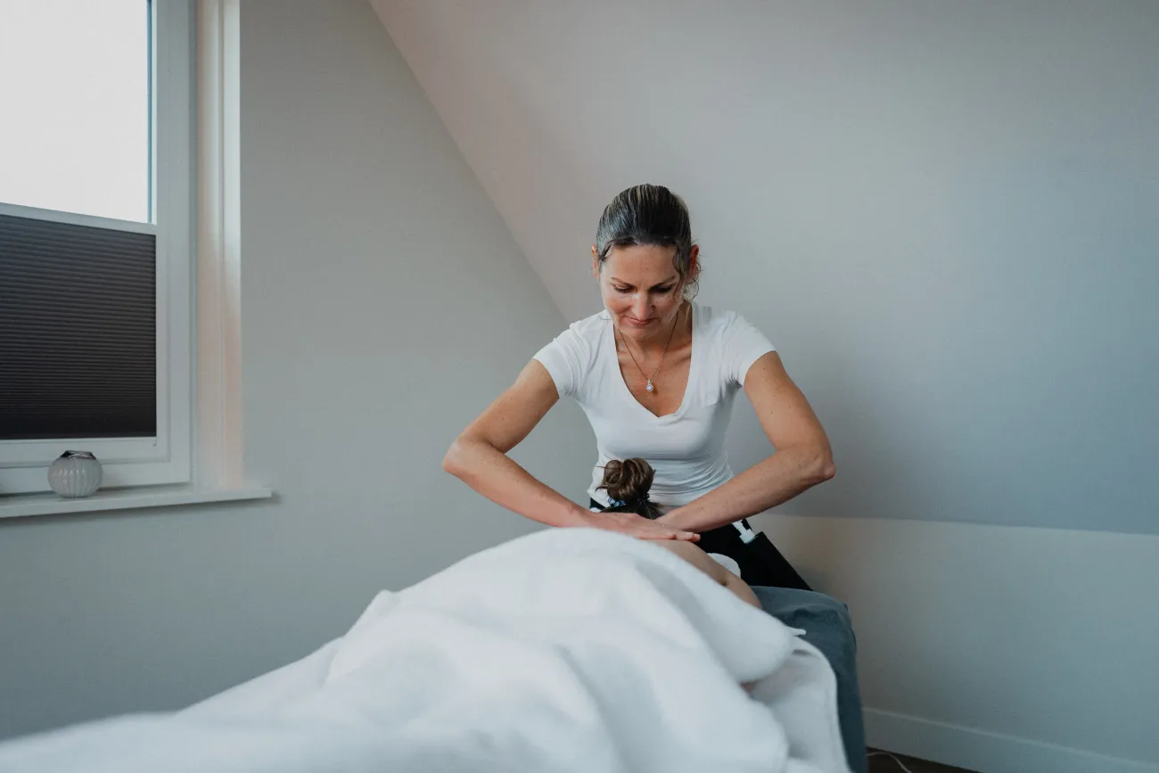 Portret van Annelies die masseert