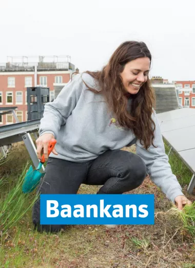 Laila aan het werk na haar overstap naar klimaatbaan