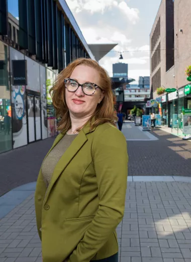 Expert arbeidsmarktcommunicatie Nicol Tadema staat in een winkelstraat