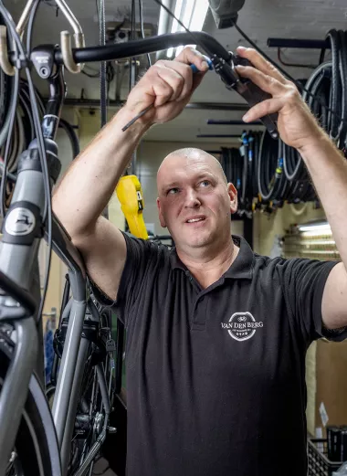 Patrick aan het werk na een omscholingstraject tot fietsenmaker